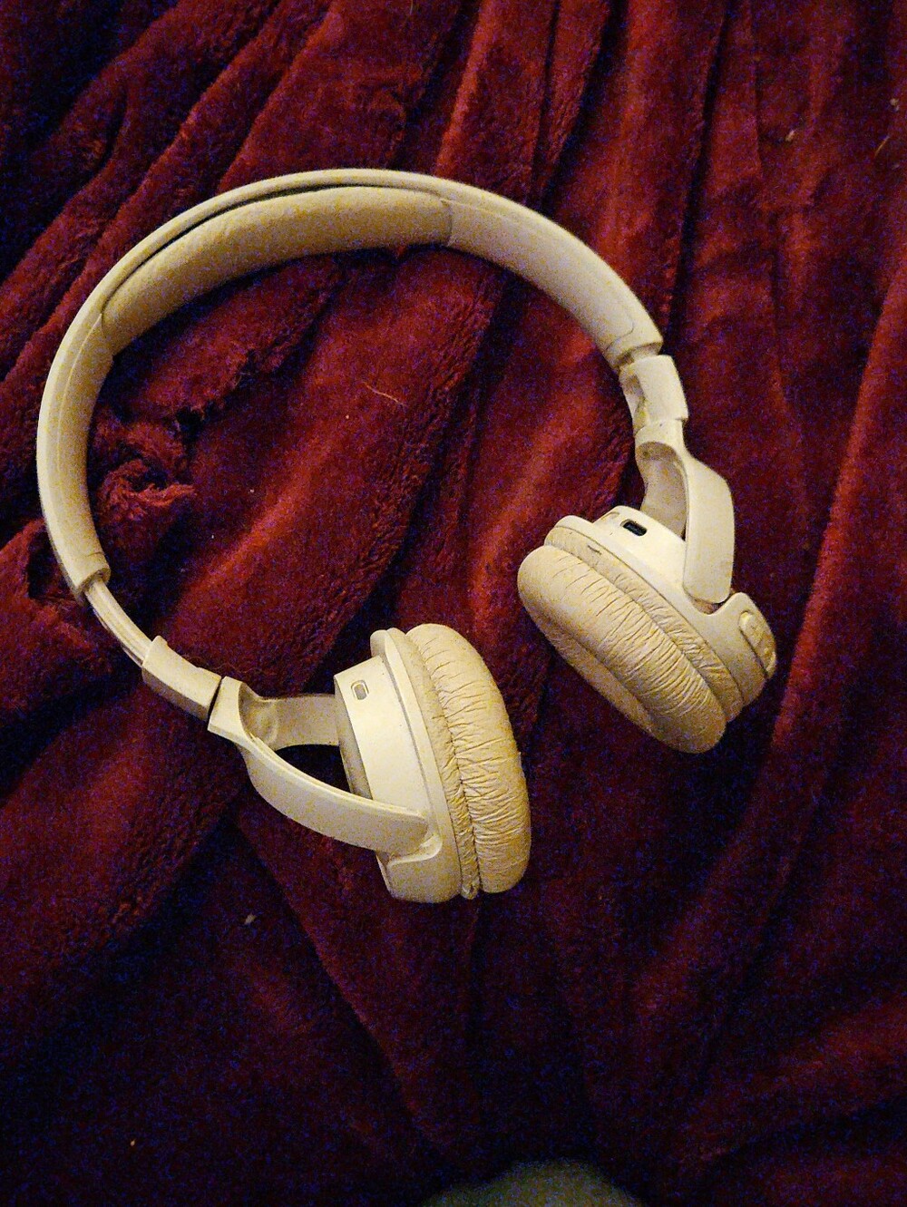 JBL Wireless Over-Ear Headphones in WHITE